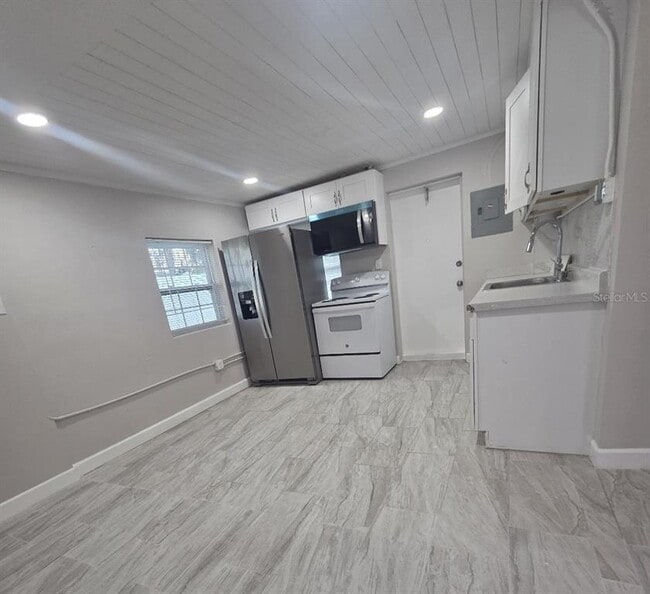 Building Photo - 712 S Clyde Ave