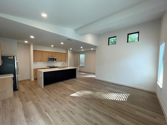 Building Photo - 2517 Appian Way