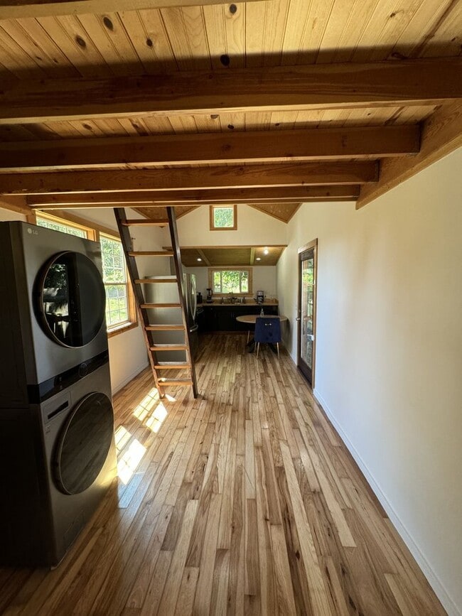 Building Photo - Quaint Studio Loft