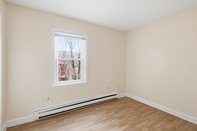 Building Photo - 453 Pond St