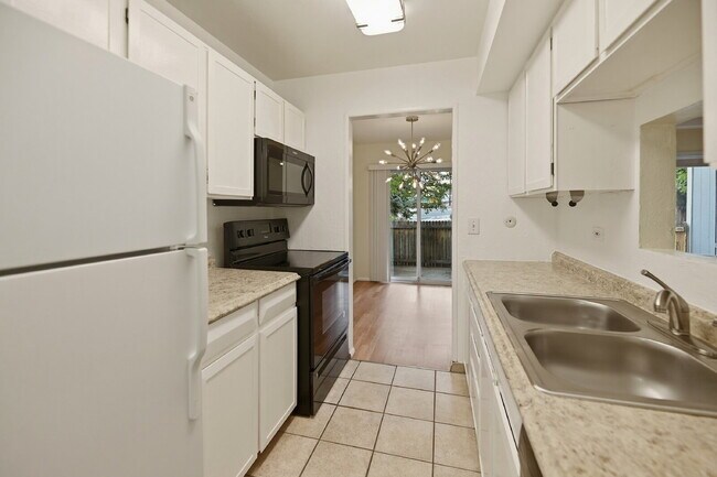 Building Photo - $1,645.95, 2 bed, 1.5 bath, located in Lakewood with Washer and Dryer