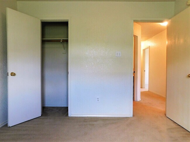 Building Photo - 2803 Lucille Dr