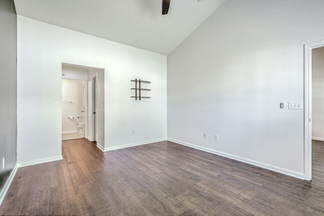 Building Photo - Charming 3-Bedroom Townhome in Summer Wood...