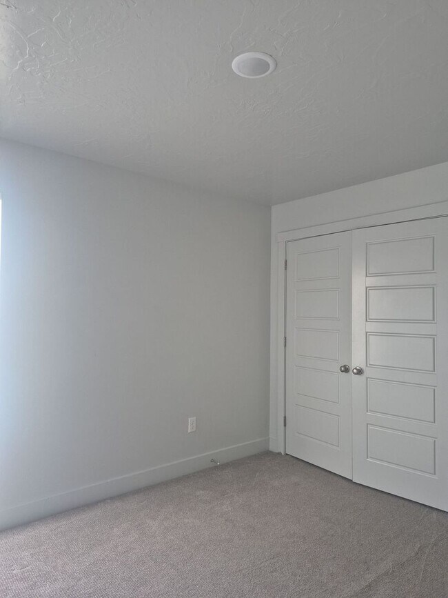 Building Photo - 4051 Cerro Wy