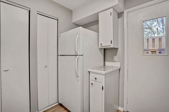 Building Photo - AVAILABLE NOW!! 2 Bedroom 2.5 Bathroom Townhome - Furnished!