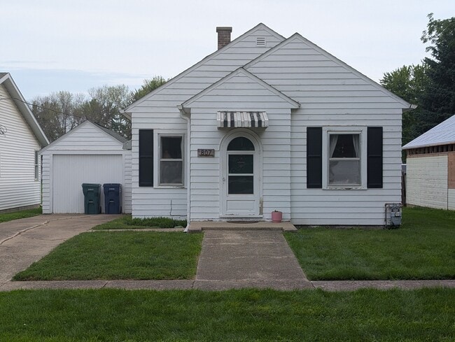 Building Photo - 807 Pleasant St