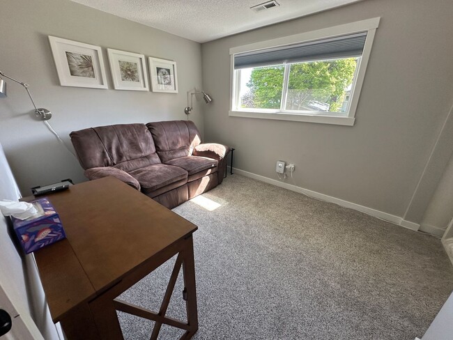 Building Photo - Luxury Furnished Rental in Milwaukie