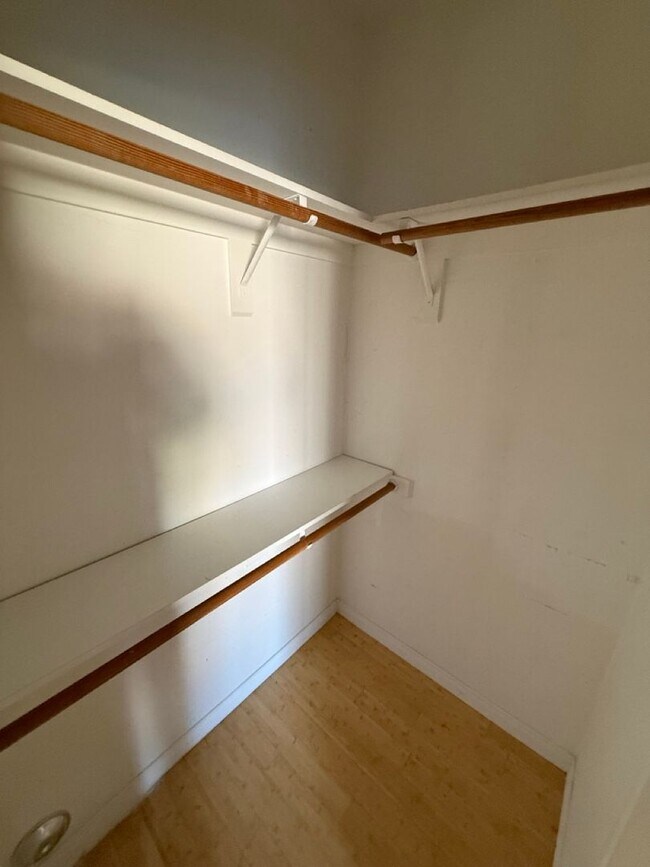 Building Photo - Spacious 4-Bedroom, 2-Bathroom Home in Southwest Bakersfield