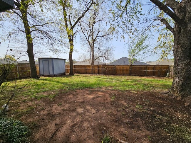 Building Photo - (3) Bed/(1.5) Bath Avail NOW! Pet Negotiable!