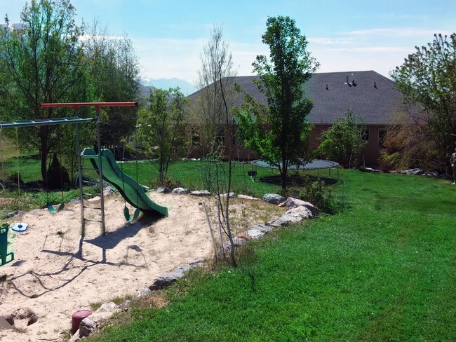 Building Photo - Spacious Alpine Home w/ Separate Basement ...