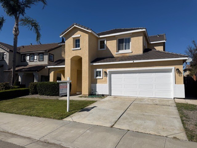 Building Photo - Tracy 3 Bedroom 2.5 Bathroom Home