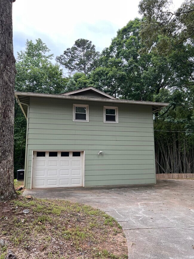 Building Photo - AVAILABLE NOW!