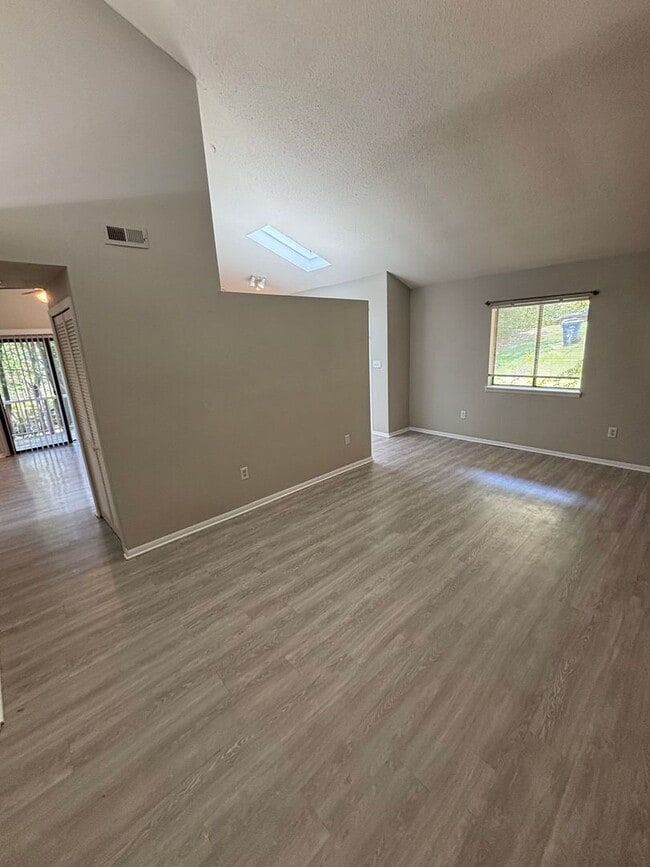 Building Photo - 2 Bedrooms / 1.5 Bathrooms ~ Crossroads Area ~