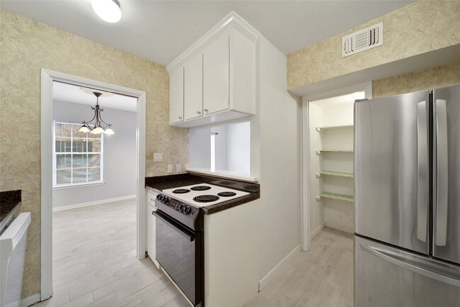 Building Photo - 2822 Briarhurst Dr