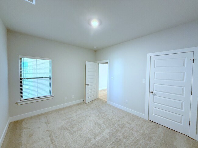 Building Photo - 128 Clift Farm Dr