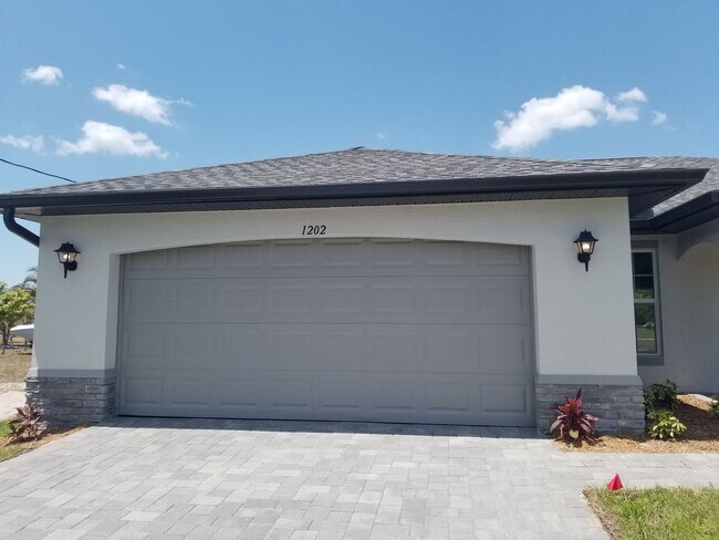 Building Photo - 4 Bedrooms 2 Baths Single-Family Fenced Ho...