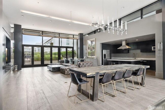 Building Photo - 260 King St