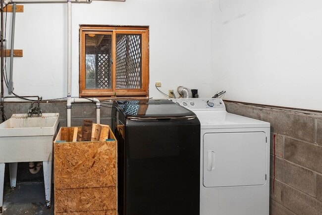 Building Photo - 5116 Ivanhoe St