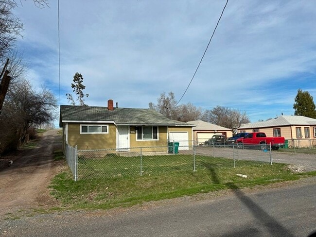 Building Photo - 2 Bedroom House