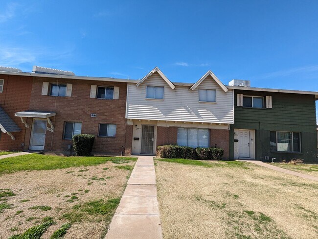 Building Photo - LARGE 4 BEDROOM TOWNHOME