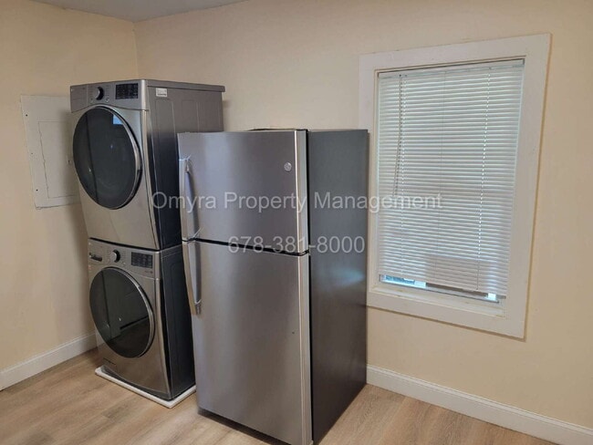 Building Photo - Charming 2 Bedroom Duplex Unit in Atlanta!