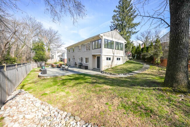 Building Photo - 5128 Linnean Terrace NW