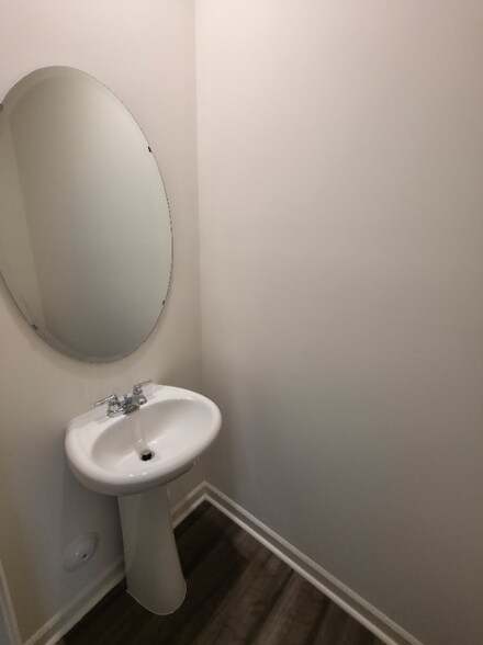 Building Photo - 2062 Gln Xing Dr