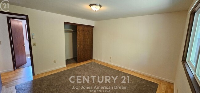 Building Photo - 3 Bed 2 Bath Home w/Attached Garage