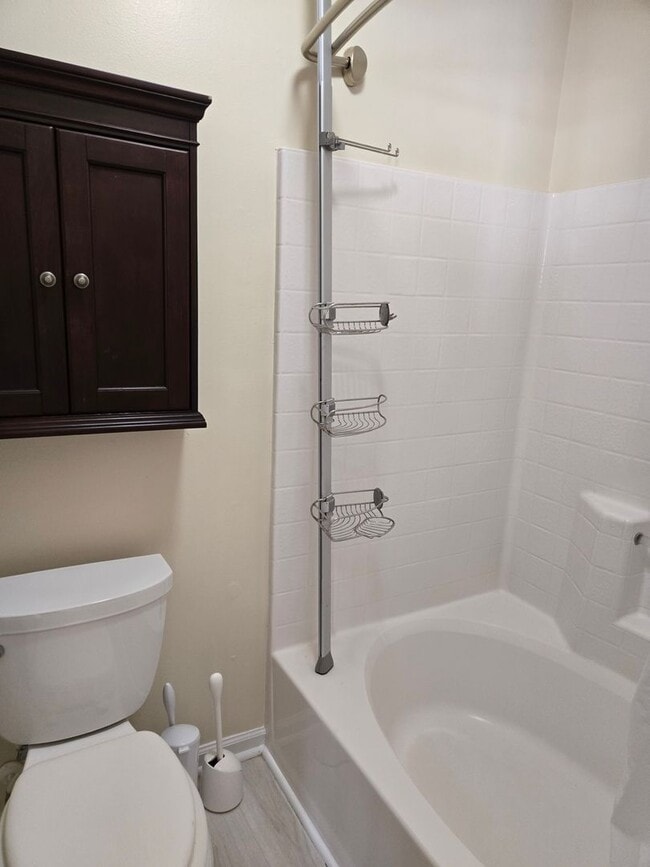 Building Photo - Charming 3-Bedroom Home in Hunters Creek – Pet Friendly & Great Amenities!