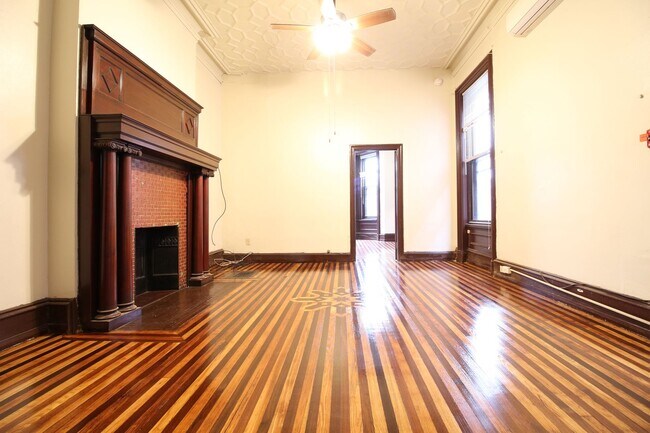 Building Photo - Charming One-Bedroom in Prime Rittenhouse Location