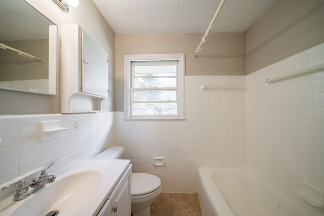 Building Photo - Half Off 1st Month's Rent!!