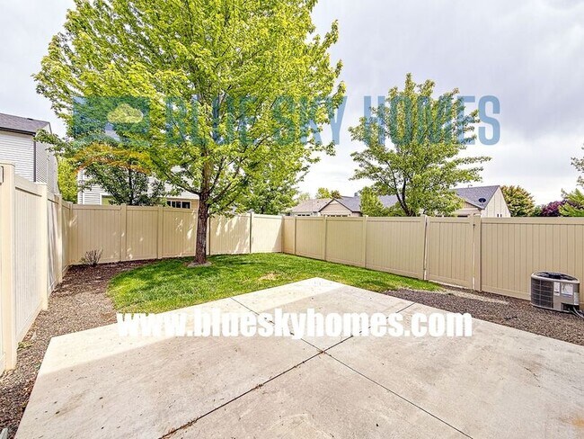 Building Photo - 1868 N Justin Ave