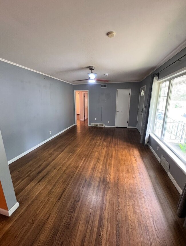 Building Photo - 3 bedroom, 1 bath home in the Hoover Neigh...