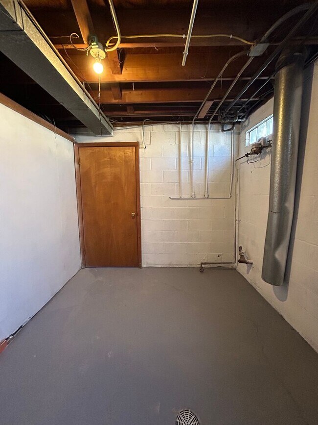 Building Photo - Black Milvus Rentals (6201 S. 42nd St.)