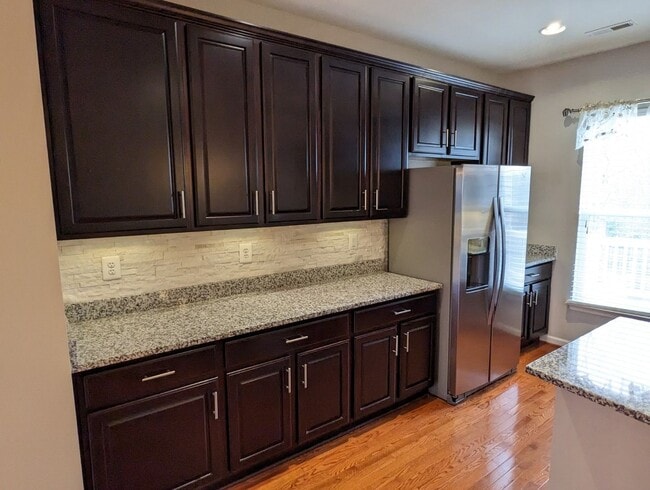 Building Photo - Gorgeous 3 level townhouse in North Potoma...