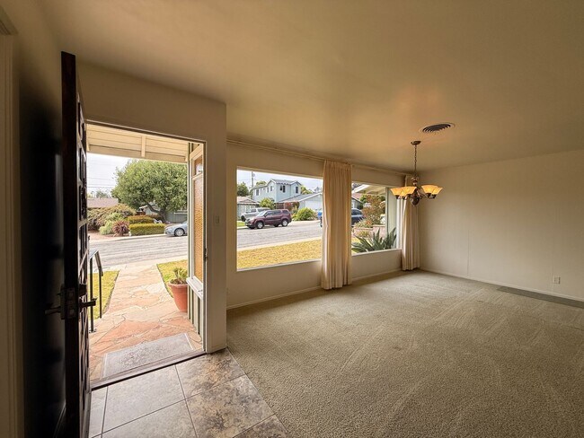 Building Photo - 1950's Ranch Style 2+2 with den/office Hom...