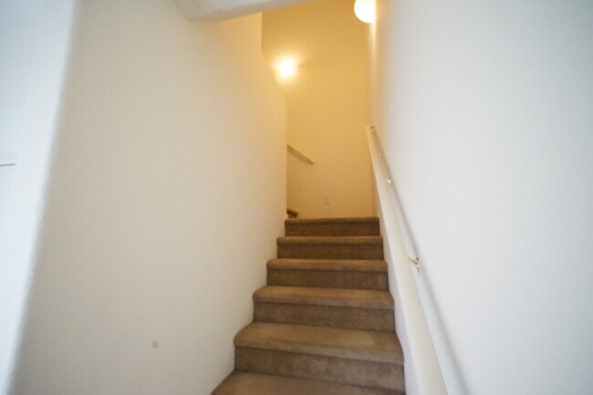 Building Photo - SHOWINGS AVAILABLE NOW