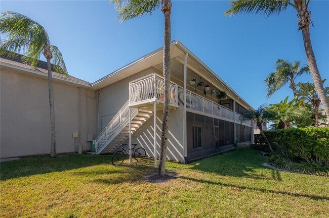 Building Photo - 8812 Bay Pointe Dr