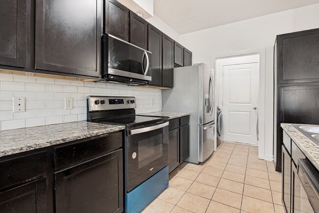 Building Photo - Modern 3BD Townhome Near DFW Airport & Major Highways