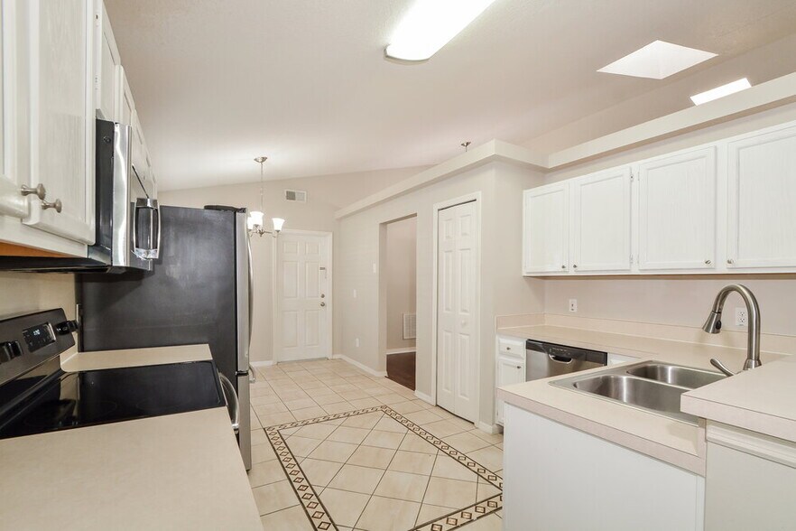 Building Photo - 493 Lancers Dr