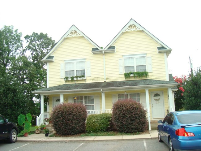 Building Photo - Cloverdale Village - SFR's