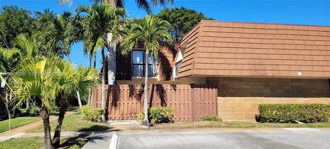 Building Photo - 825 Center St 35C