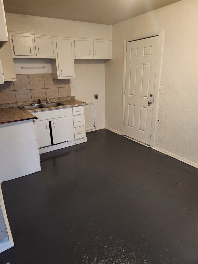 Building Photo - 3 bed 1 bath 1 car garage