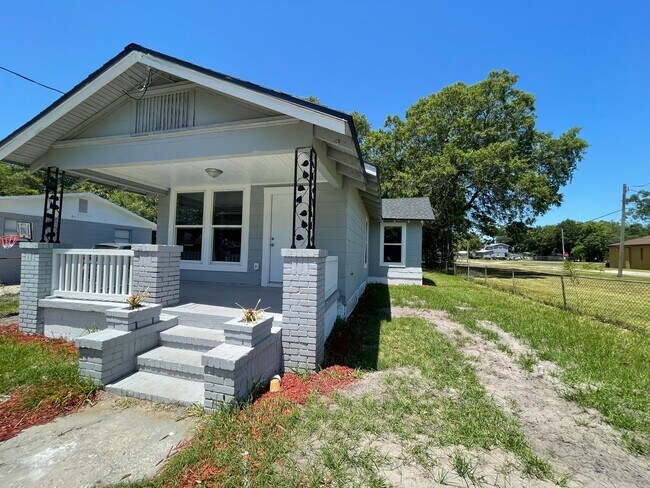 Building Photo - ** Move in Ready** 3/2 Single Family Home in College Park