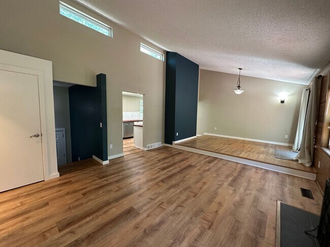 Building Photo - 3 Bed 2 Bath home with 2 Car Garage in Bellingham