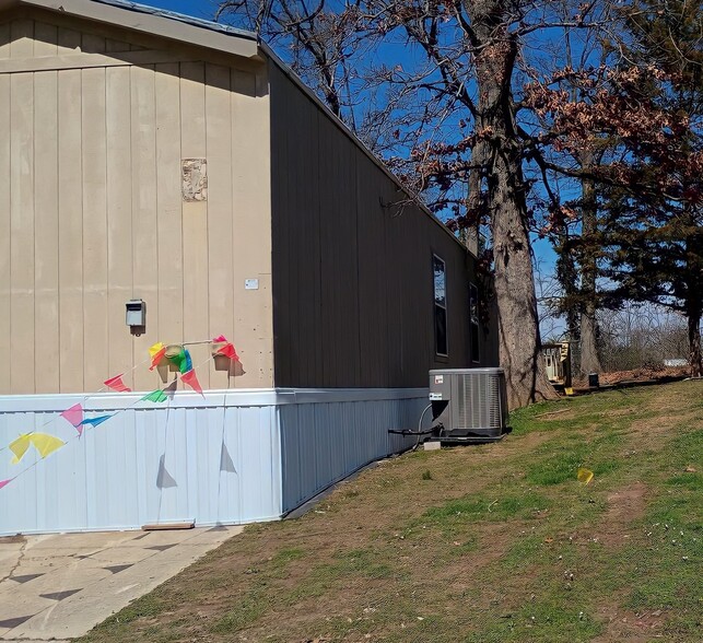 Building Photo - 9 Deerwood Park