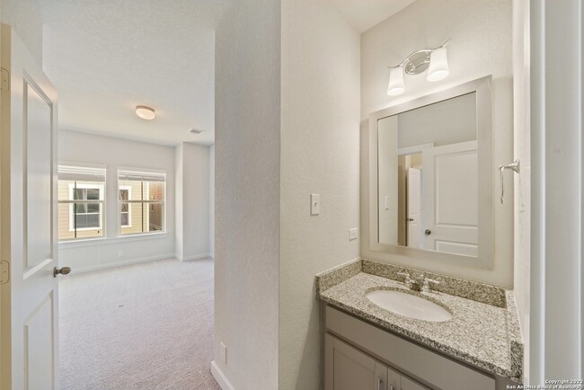 Building Photo - 215 E Courtland Pl
