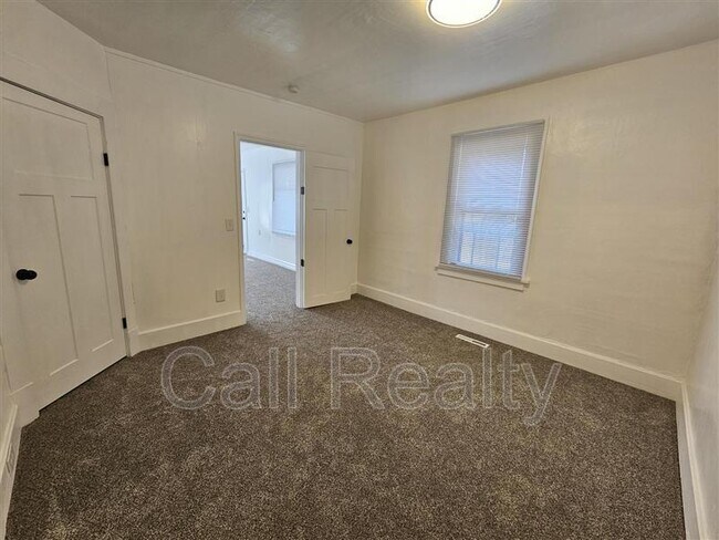 Building Photo - 2721 E Rowan Ave
