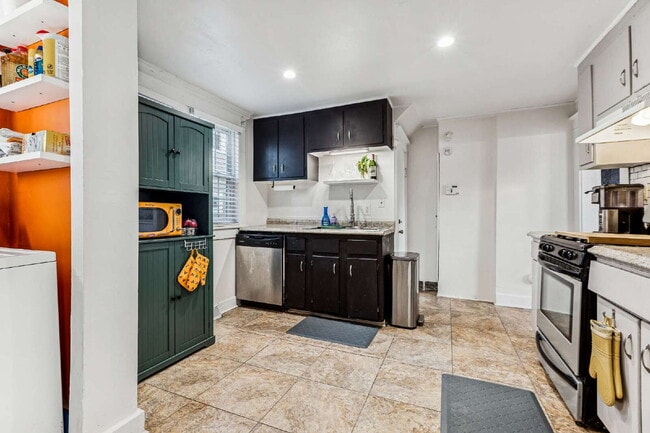 Building Photo - 102 Pear Ave