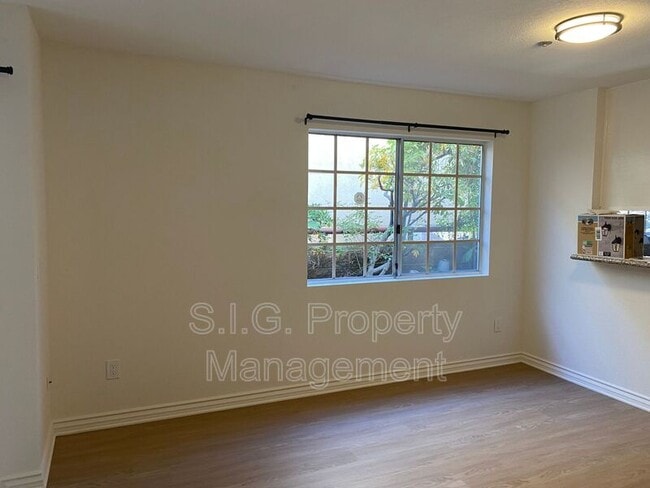 Building Photo - 522 E Maple St
